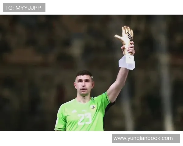 马丁内斯的传奇旅程：从球场新星到世界足球巨星的蜕变与成就